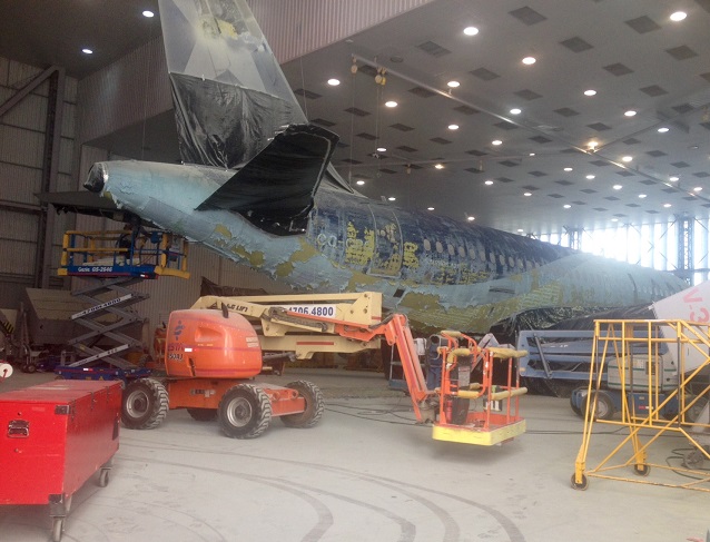 Avião recebe nova pintura no centro de manutenção. Imagem: Cintia Baio/UOL