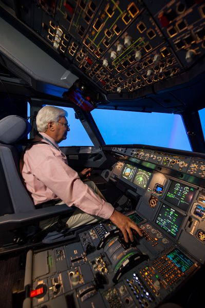Interior do simulador para treinamento de pilotos para voos em aviões da família A320. Imagem: Divulgação/Airbus