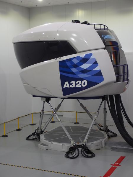 Simulador para treinamento de pilotos para voos em aviões da família A320. Imagem: Divulgação/Airbus