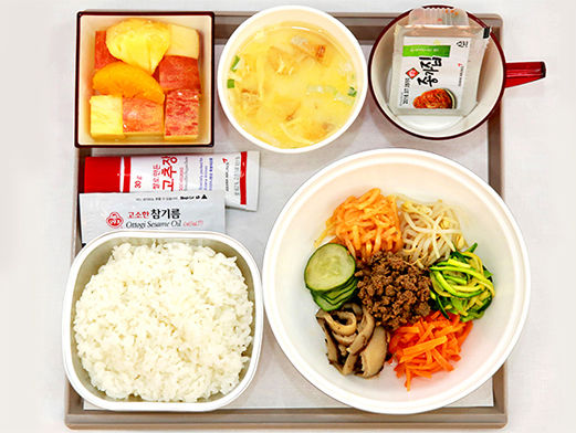 Bibimbap, prato coreano servido para a classe econômica da Asiana Airlines. Imagem: Reprodução/Asiana