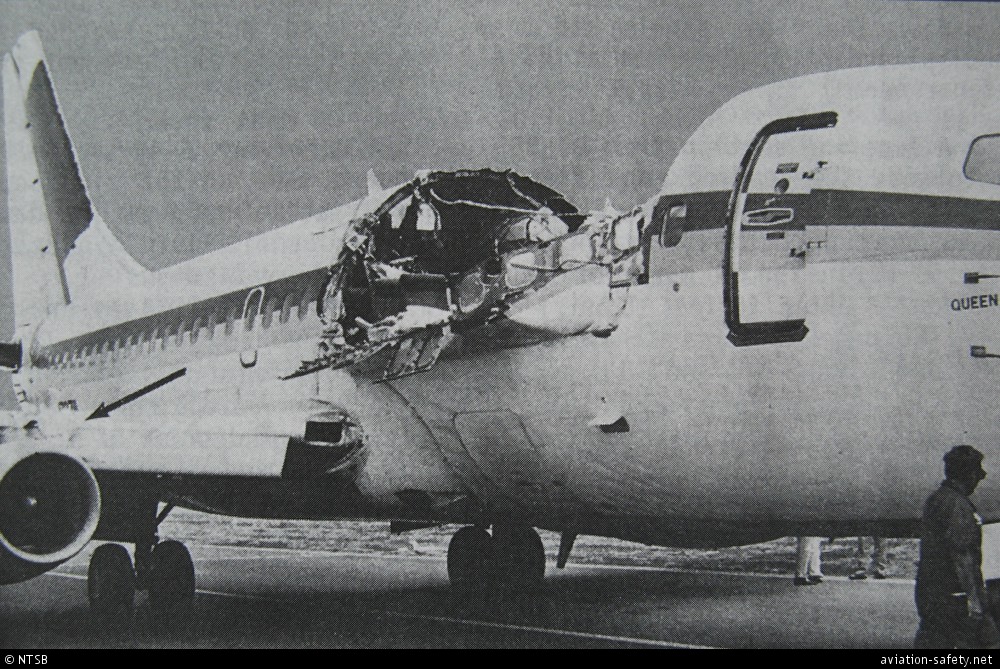 Boeing 737 da Aloha Airlines ficou com a fuselagem destruída durante o voo (Divulgação/NTSB)