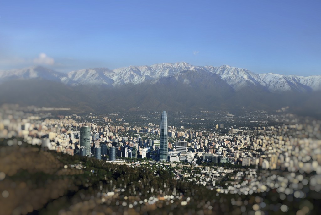 Vista da cidade de Santiago, no Chile, com os Andes ao fundo (Foto: Divulgação/Latam Airlines)