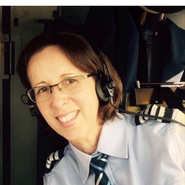 Luciana Carpena pilota aviões há 30 anos e hoje é comandante da Azul (Imagem: Arquivo Pessoal)