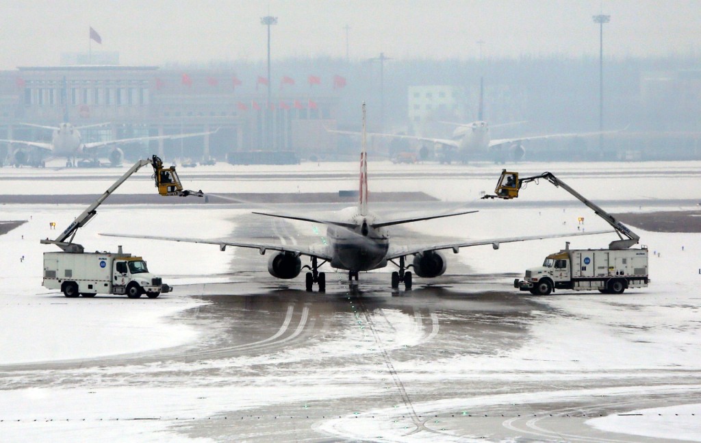 Avião deve estar sem nenhum vestígio de neve ou gelo antes da decolagem (Foto: Jing Lei/Xinhua)
