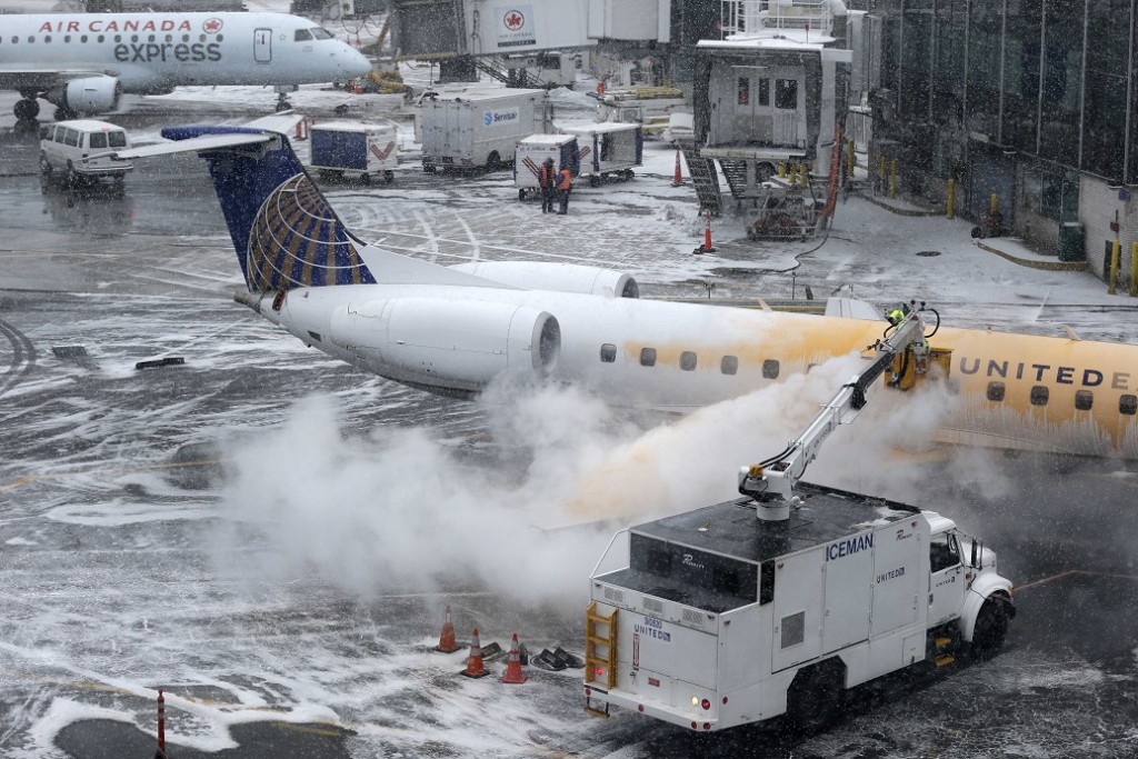 Processo de descongelamento de um avião em Nova York, nos Estados Unidos (Foto: AP Photo/Seth Wenig)