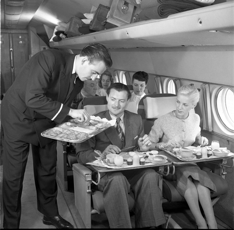 Serviços de bordo tinha várias opções de comida (Foto: Facebook/KLM)